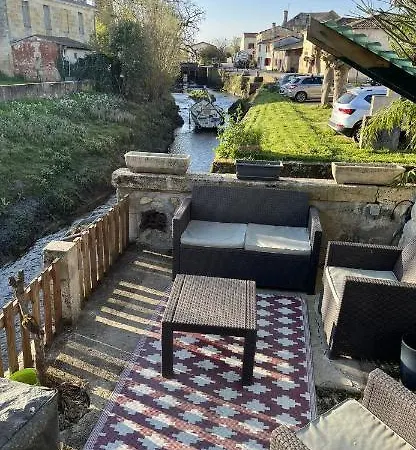 Holiday home Cottage Chaleureux Les Pieds Dans L'Eau.
